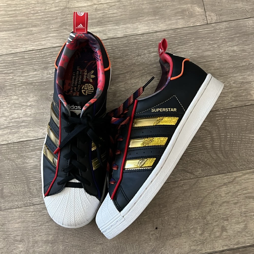Superstar adidas size 6 1/2 color black and white with colors